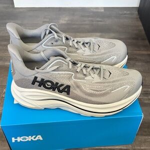 Hoka Clifton 10 wide
